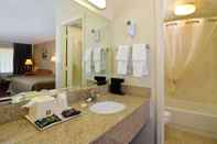Phòng tắm bên trong Travelers Inn and Suites
