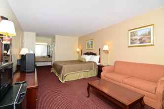 Bedroom 4 Travelers Inn and Suites