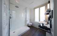 In-room Bathroom 7 Bilderberg Grand Hotel Wientjes