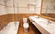 In-room Bathroom 6 Bilderberg Grand Hotel Wientjes