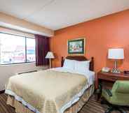 Bedroom 4 Days Inn by Wyndham Pittsburgh-Harmarville