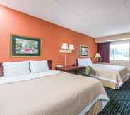 Bedroom 5 Days Inn by Wyndham Pittsburgh-Harmarville