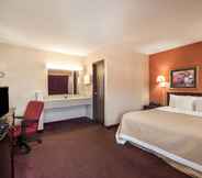 Bedroom 7 Days Inn by Wyndham Pittsburgh-Harmarville