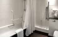 Toilet Kamar 7 Crowne Plaza Solihull, an IHG Hotel