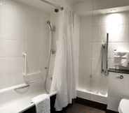 Toilet Kamar 7 Crowne Plaza Solihull, an IHG Hotel