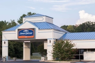 Exterior Howard Johnson by Wyndham Commerce GA