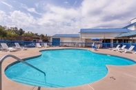 Swimming Pool Howard Johnson by Wyndham Commerce GA