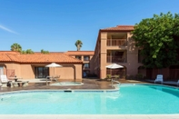 Swimming Pool Days Inn by Wyndham Fontana / Rialto