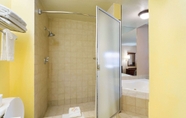 In-room Bathroom 2 Days Inn by Wyndham Fontana / Rialto