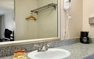 In-room Bathroom 7 Days Inn by Wyndham Fontana / Rialto