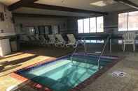 Swimming Pool Norwood Inn & Suites Eagan