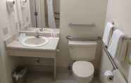 Toilet Kamar 4 Days Inn by Wyndham Ashland