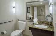 Toilet Kamar 2 DoubleTree by Hilton San Antonio Downtown