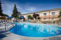 Swimming Pool Best Western Porterville Inn