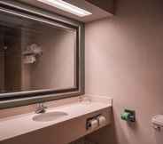 In-room Bathroom 4 American Inn and Suites Dundee