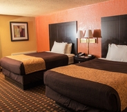 Bedroom 4 Days Inn by Wyndham Joplin