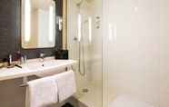 In-room Bathroom 5 ibis Bordeaux Lac