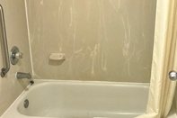 In-room Bathroom Quality Inn Fort Jackson