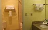 Toilet Kamar 5 Best Western Plus Sonora Oaks Hotel & Conference Center