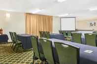 Functional Hall Days Inn by Wyndham Indianapolis Northeast