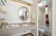 In-room Bathroom 3 Red Roof Inn Cleveland - Mentor/ Willoughby