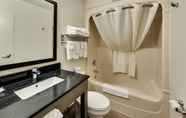 Toilet Kamar 2 Comfort Inn Oshawa