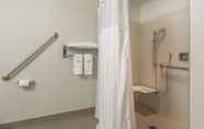 Toilet Kamar 3 Comfort Inn Oshawa