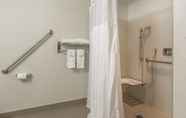 In-room Bathroom 3 Comfort Inn Oshawa