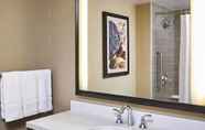 In-room Bathroom 7 Sheraton Hamilton Hotel