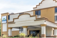 Exterior Days Inn by Wyndham Hagerstown