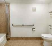 In-room Bathroom 4 Motel 6 Grove City, OH
