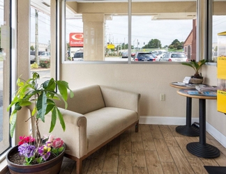 Lobby 2 Econo Lodge Town Center