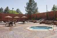 Swimming Pool DoubleTree by Hilton Hotel Denver