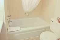 In-room Bathroom National 9 Casper - Showboat