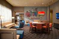 Bar, Kafe, dan Lounge TownePlace Suites by Marriott Windsor