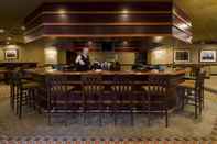 Bar, Cafe and Lounge DoubleTree by Hilton Lansing