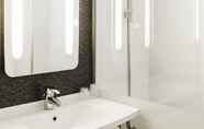 In-room Bathroom 7 Ibis Paris Meudon Velizy