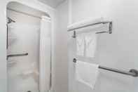 In-room Bathroom Howard Johnson by Wyndham Waukegan Great Lakes