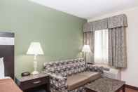 Common Space Howard Johnson Hotel by Wyndham Newark Airport