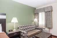 Ruang Umum Howard Johnson Hotel by Wyndham Newark Airport