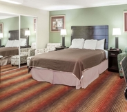 Bedroom 7 Howard Johnson Hotel by Wyndham Newark Airport