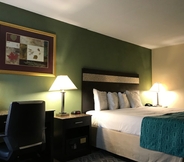 Bedroom 4 Howard Johnson Hotel by Wyndham Newark Airport