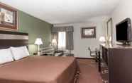 Bedroom 6 Howard Johnson Hotel by Wyndham Newark Airport