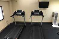 Fitness Center Howard Johnson Hotel by Wyndham Newark Airport