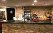 Sảnh chờ 2 Howard Johnson Hotel by Wyndham Newark Airport