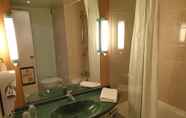 In-room Bathroom 4 ibis Belfort Danjoutin