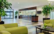 Lobi 3 Holiday Inn Burlington Hotel & Conference Centre, an IHG Hotel