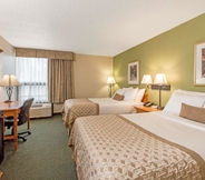 Bedroom 2 Ramada by Wyndham Sioux Falls Airport-Waterpark & Event Ctr