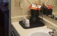 Toilet Kamar 2 Quality Inn Portland Airport PDX