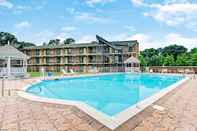 สระว่ายน้ำ Travelodge Inn & Suites by Wyndham Historic Area